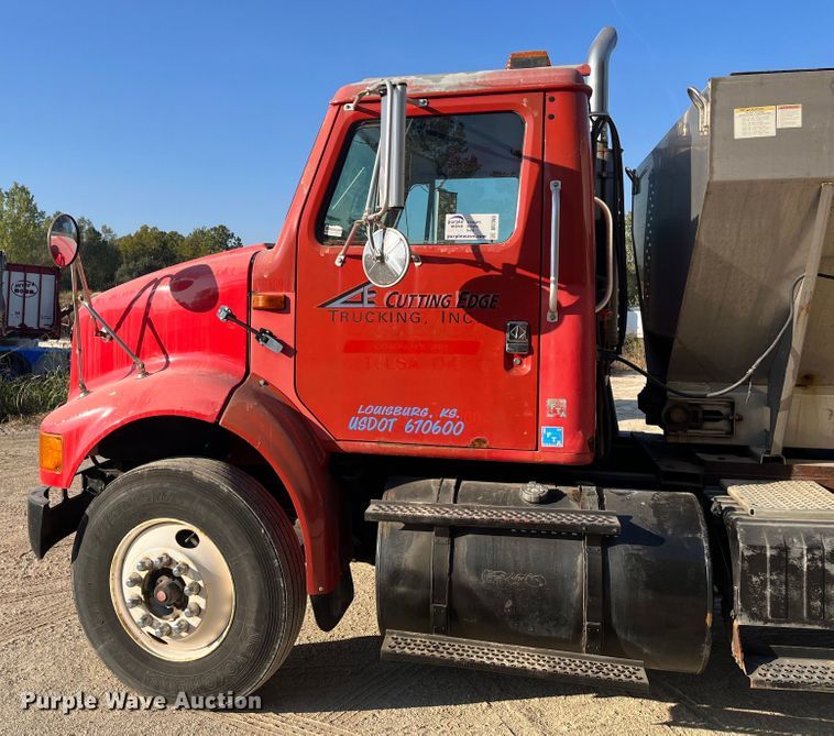 image for item DR7263 2000 International 8100  spreader truck