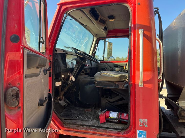 image for item DR7263 2000 International 8100  spreader truck