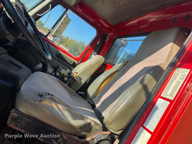 image for item DR7263 2000 International 8100  spreader truck