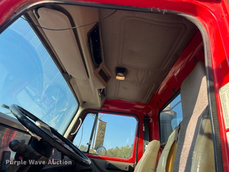 image for item DR7263 2000 International 8100  spreader truck