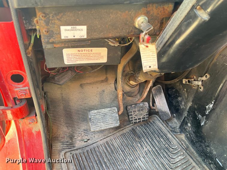 image for item DR7263 2000 International 8100  spreader truck