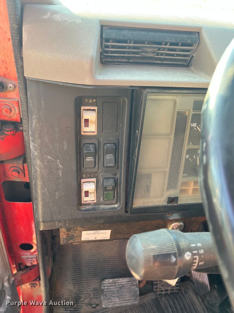 image for item DR7263 2000 International 8100  spreader truck