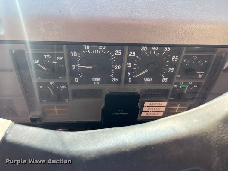 image for item DR7263 2000 International 8100  spreader truck