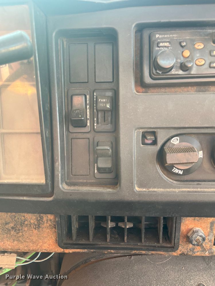 image for item DR7263 2000 International 8100  spreader truck