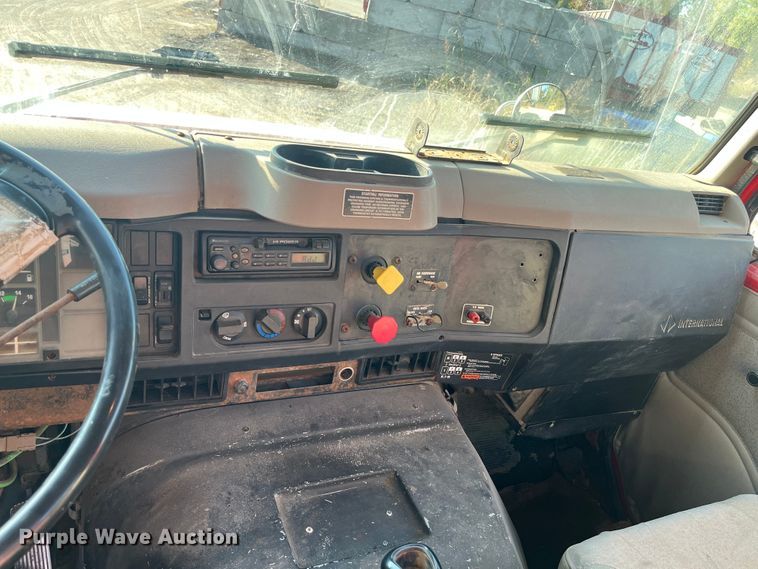 image for item DR7263 2000 International 8100  spreader truck