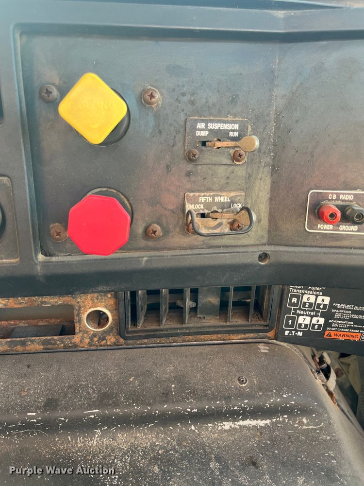 image for item DR7263 2000 International 8100  spreader truck