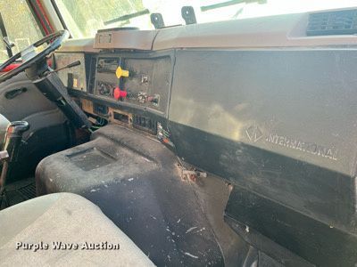 image for item DR7263 2000 International 8100  spreader truck