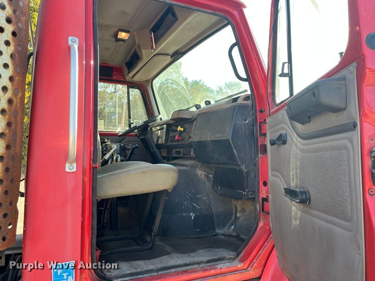 image for item DR7263 2000 International 8100  spreader truck