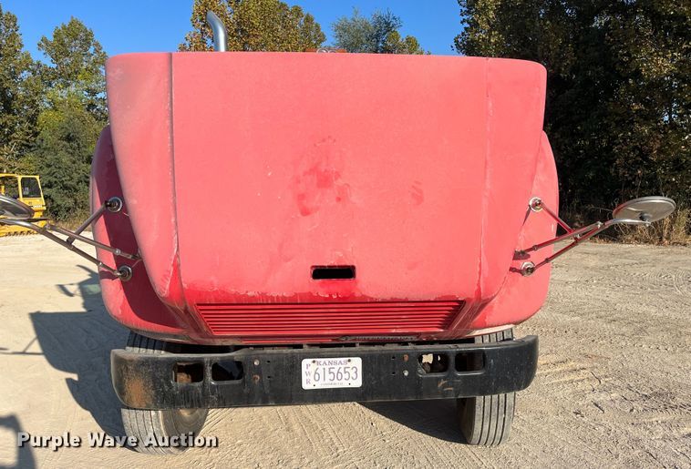 image for item DR7263 2000 International 8100  spreader truck