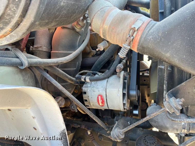 image for item DR7263 2000 International 8100  spreader truck