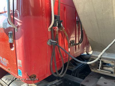 image for item DR7263 2000 International 8100  spreader truck