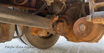 image for item DR7263 2000 International 8100  spreader truck