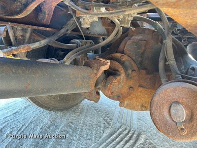 image for item DR7263 2000 International 8100  spreader truck