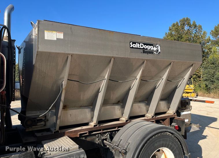 image for item DR7263 2000 International 8100  spreader truck