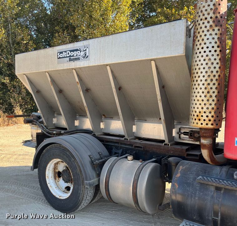 image for item DR7263 2000 International 8100  spreader truck