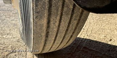 image for item DR7263 2000 International 8100  spreader truck