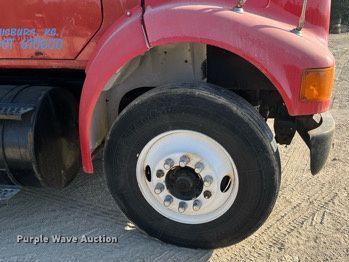 image for item DR7263 2000 International 8100  spreader truck