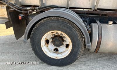 image for item DR7263 2000 International 8100  spreader truck