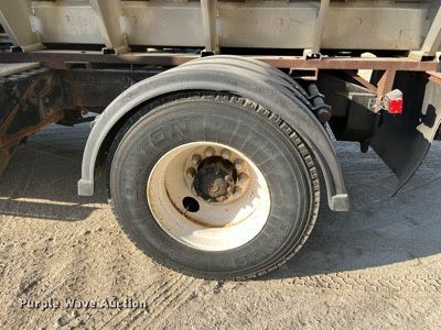 image for item DR7263 2000 International 8100  spreader truck