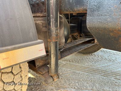 image for item DR7263 2000 International 8100  spreader truck