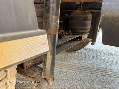 image for item DR7263 2000 International 8100  spreader truck