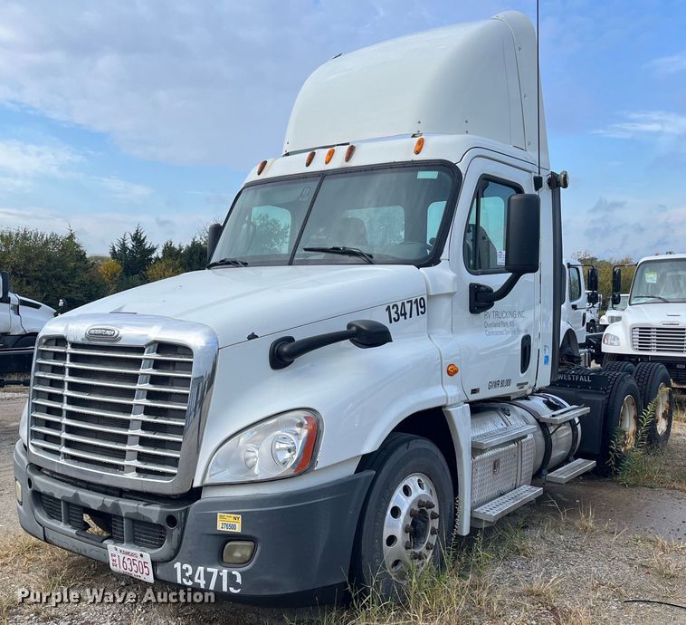 image for item DR7266 2011 Freightliner Cascadia  semi truck