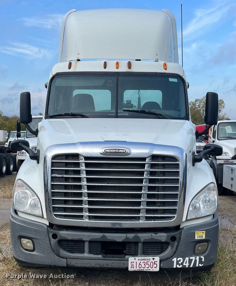 image for item DR7266 2011 Freightliner Cascadia  semi truck