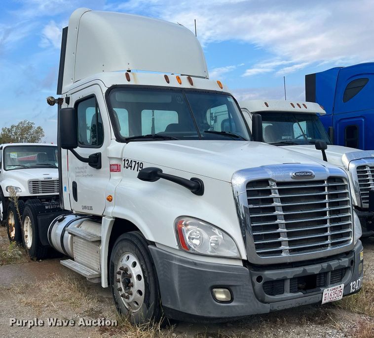 image for item DR7266 2011 Freightliner Cascadia  semi truck