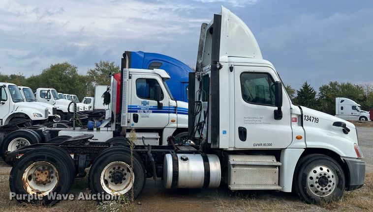 image for item DR7266 2011 Freightliner Cascadia  semi truck