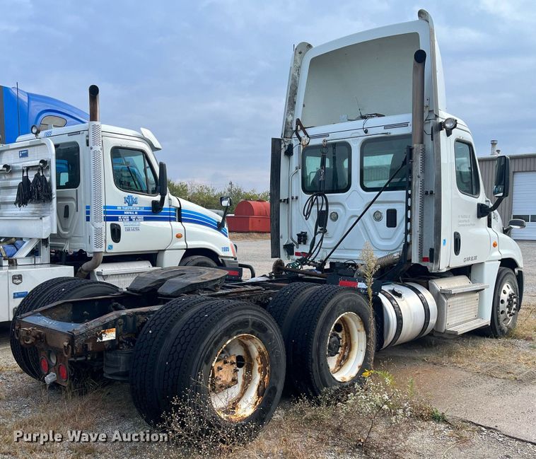 image for item DR7266 2011 Freightliner Cascadia  semi truck