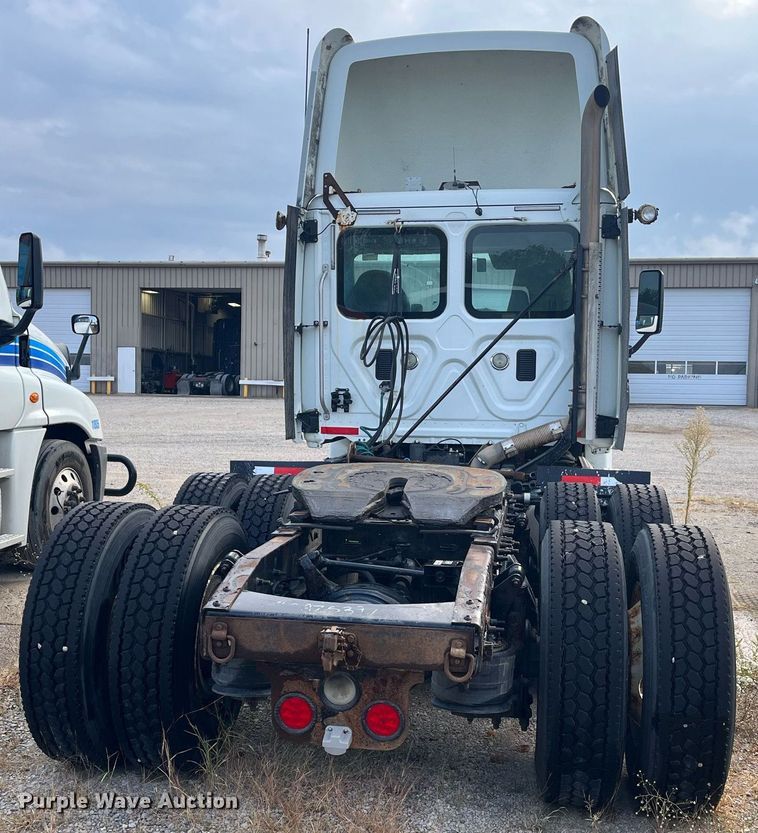 image for item DR7266 2011 Freightliner Cascadia  semi truck