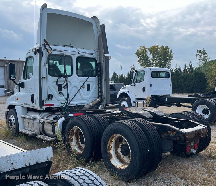 image for item DR7266 2011 Freightliner Cascadia  semi truck