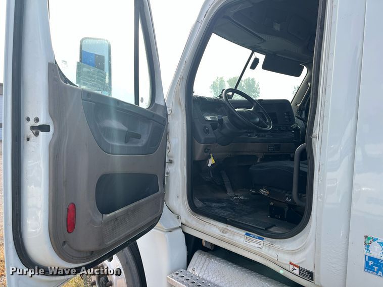 image for item DR7266 2011 Freightliner Cascadia  semi truck