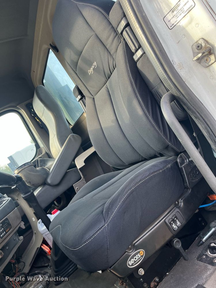 image for item DR7266 2011 Freightliner Cascadia  semi truck