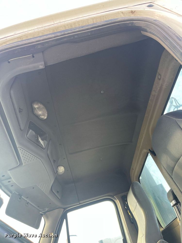 image for item DR7266 2011 Freightliner Cascadia  semi truck