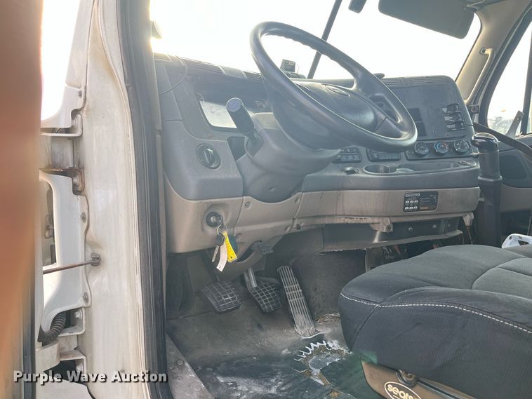 image for item DR7266 2011 Freightliner Cascadia  semi truck