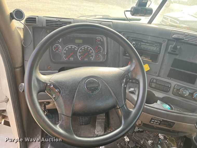 image for item DR7266 2011 Freightliner Cascadia  semi truck