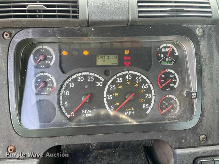 image for item DR7266 2011 Freightliner Cascadia  semi truck