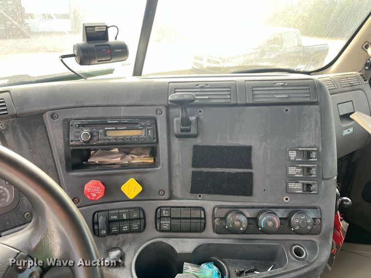 image for item DR7266 2011 Freightliner Cascadia  semi truck