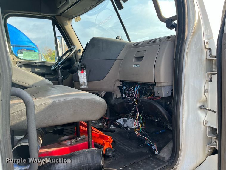 image for item DR7266 2011 Freightliner Cascadia  semi truck