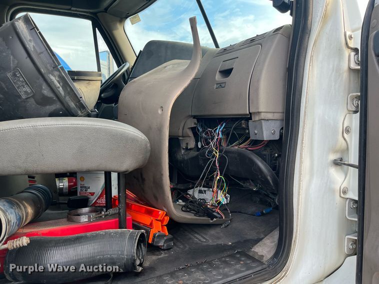 image for item DR7266 2011 Freightliner Cascadia  semi truck