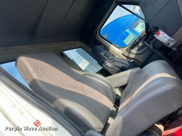 image for item DR7266 2011 Freightliner Cascadia  semi truck