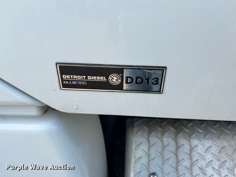 image for item DR7266 2011 Freightliner Cascadia  semi truck