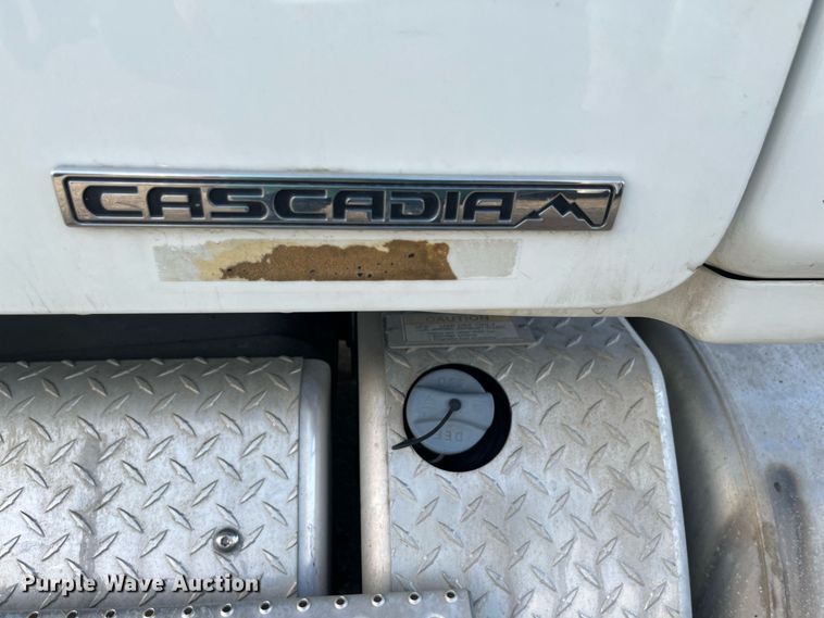 image for item DR7266 2011 Freightliner Cascadia  semi truck