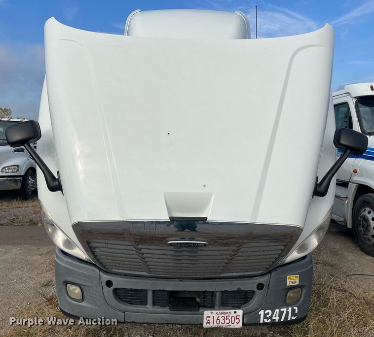 image for item DR7266 2011 Freightliner Cascadia  semi truck