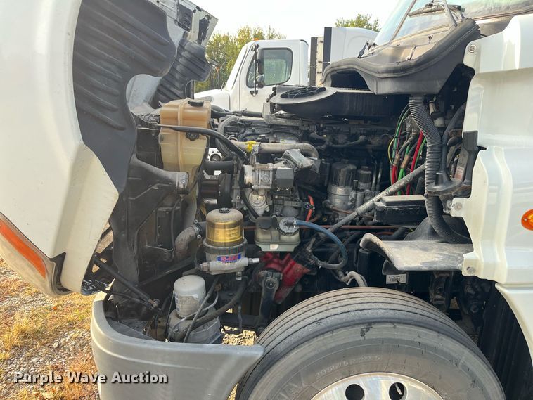 image for item DR7266 2011 Freightliner Cascadia  semi truck