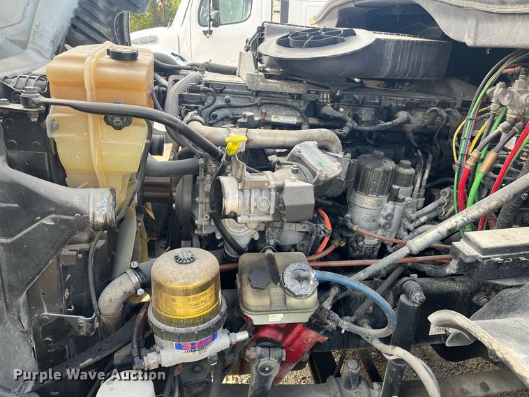 image for item DR7266 2011 Freightliner Cascadia  semi truck