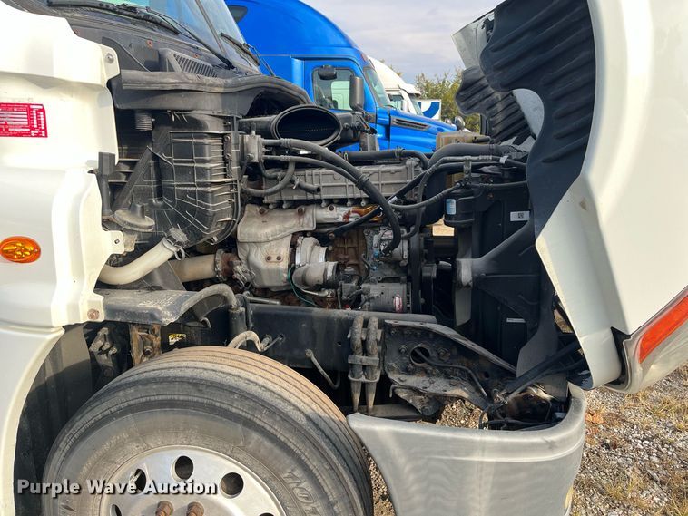 image for item DR7266 2011 Freightliner Cascadia  semi truck