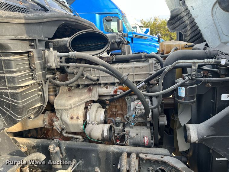 image for item DR7266 2011 Freightliner Cascadia  semi truck