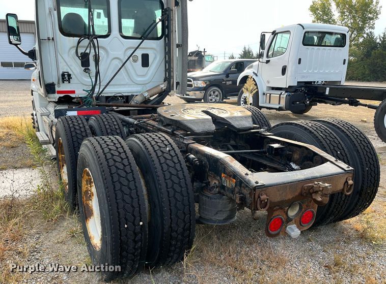 image for item DR7266 2011 Freightliner Cascadia  semi truck